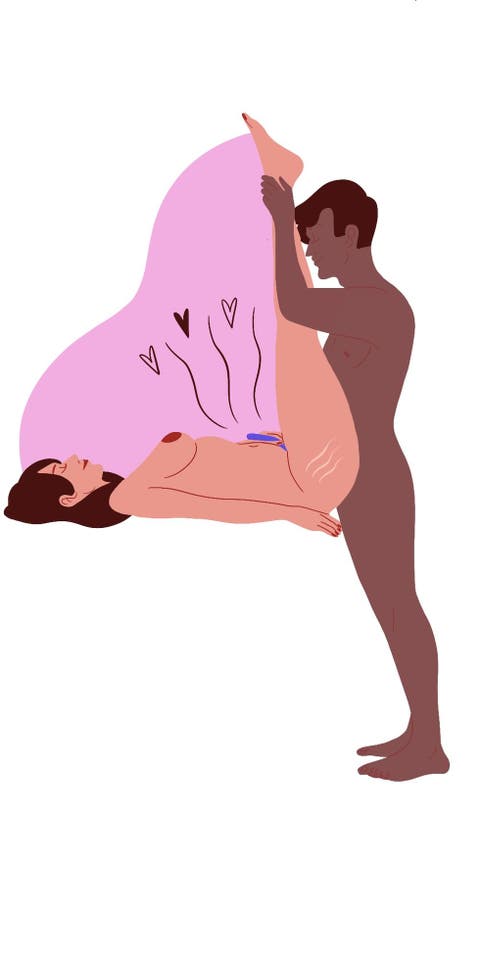 лучшие весенние позы для секса одна женщина лежит на спине с бедрами на краю кровати и ногами прямо вверх ее партнер стоит и держит ее за лодыжки, раздвигая и закрывая ноги наша девушка мастурбирует рукой или игрушкой