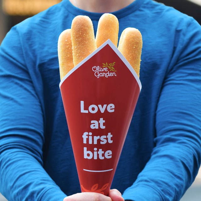 Olive Garden's Breadstick Bouquet Is the Carb-Filled Gift ...