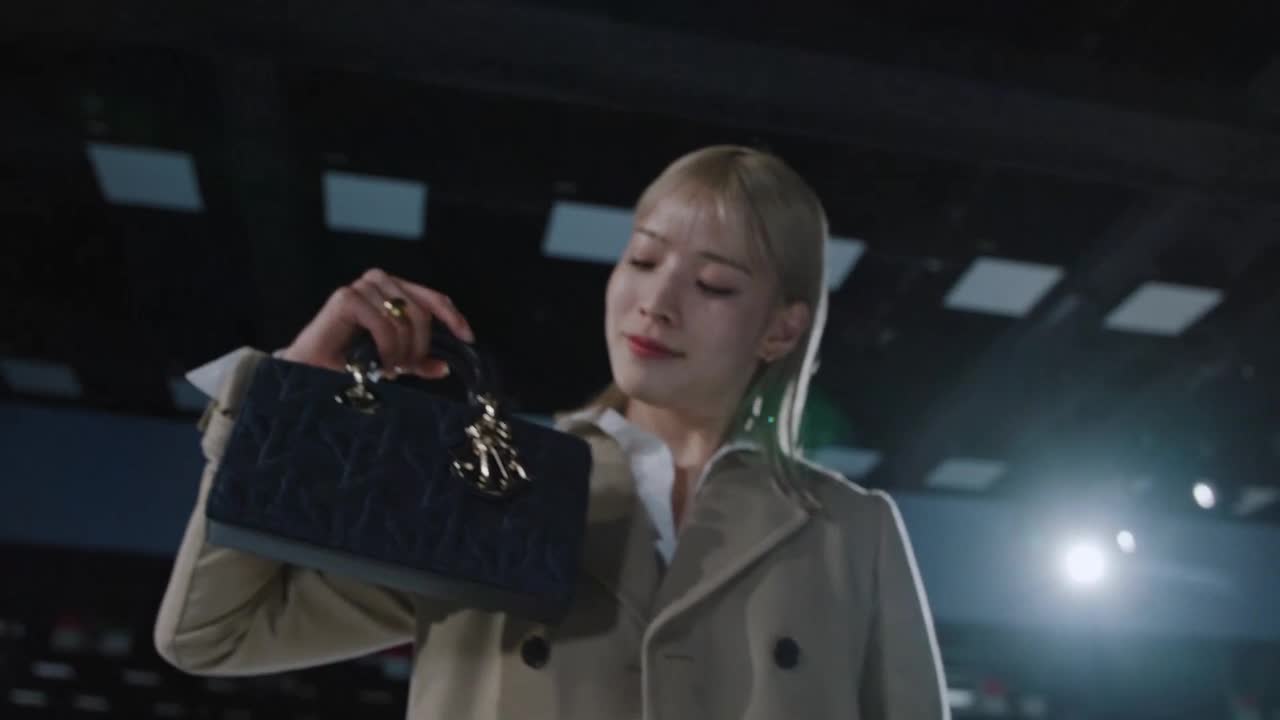 ディオール　美品　現行品　ミッツァ　ピンク　定番人気　オブリーク柄　花　春　桜 ピンク系 Dior(ディオール) スカーフ(レディース) - 海外通販のBUYMA