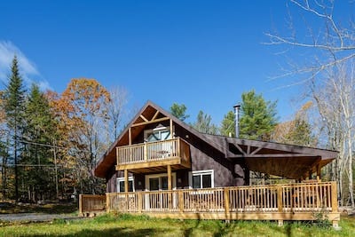 Windham Chalet  with BBQ Hut, Pizza Oven and Hot tub